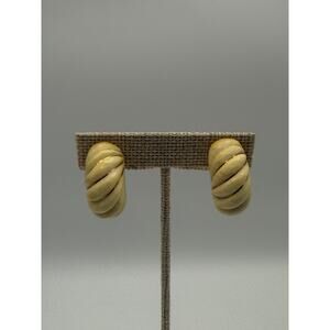 Vintage Cream Swirl Clip-On Earrings‎